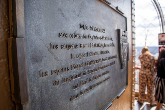 Plaque commémorative au sommet